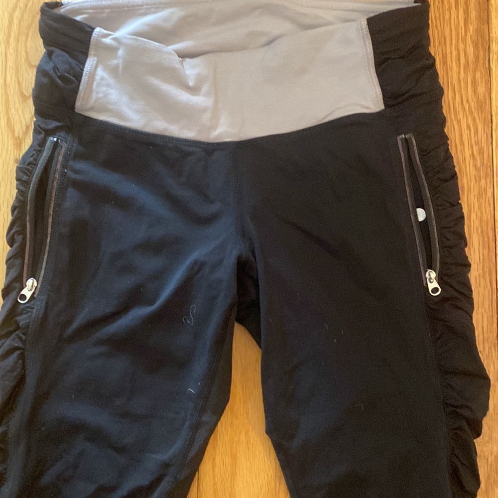 Lululemon sz 4 ruched cropped black leggings with grey waistband - Picture 2 of 6